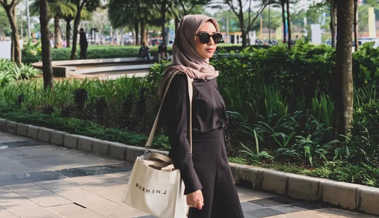 Selain mengenakan gamis, perempuan yang akrab disapa Vicky ini pun juga sering memadupadankan pakaian two piece. Meski terkesan santai, namun ia tetap nampak modis. (Liputan6.com/IG/vickyalaydrus)