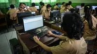 Sejumlah pelajar tingkat SMA melakukan uji coba Ujian Nasional berbasis Komputer, di SMA Negeri 30, Jakarta, Rabu (1/4/2015). Kemendikbud akan melakukan ujicoba ujian nasional (UN) online mulai pekan depan. (Liputan6.com/Faizal Fanani)