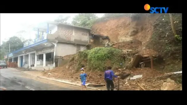 Longsoran tebing di Kampung Babakan Arohmah, Desa Sukamukti, Kecamatan Cisompet telah dibersihkan. Jalur wisata ini bisa dilalui kendaraan.