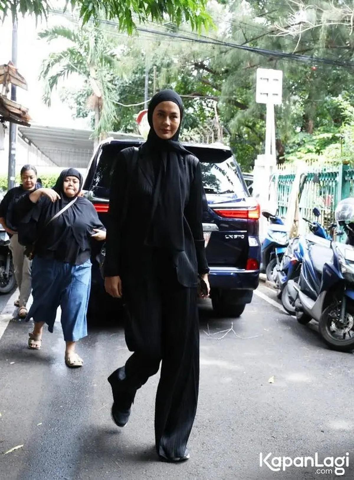7 Potret Paula Verhoeven Melayat Ayah Baim Wong, Lepas Kepergian Mertua