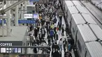 Penumpang memakai masker untuk membantu melindungi dari penyebaran virus corona keluar dari kereta menjelang liburan Chuseok atau Hari Thanksgiving versi Korea di Stasiun Kereta Seoul di Seoul, Korea Selatan, Selasa (29/9/2020). (AP Photo / Ahn Young-joon)