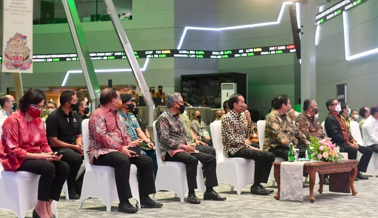 Presiden Joko Widodo menghadiri Pembukaan Perdagangan BEI 2022 di gedung BEI, Jakarta, Senin (3/1/2022). Dalam sambutannya, Presiden mengatakan, secara nasional vaksinasi COVID-19 telah mencapai 70 persen dosis pertama dan 50 persen dosis kedua. (Foto: Muchlis Jr-Biro Pers Sekretariat Presiden)