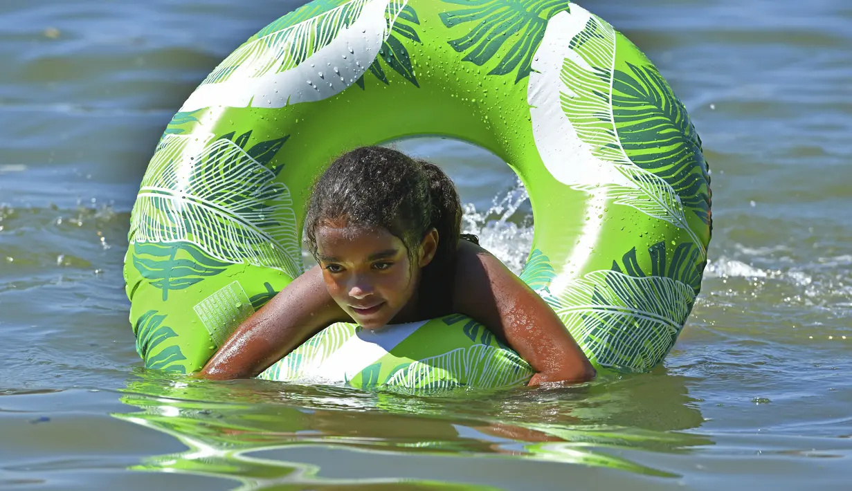 Amaya Nears (10) dari Oakley, berenang di air di Benicia, California, Senin, 5 September 2022. Bay Area mengalami peringatan panas yang berlebihan karena suhu melonjak di atas 104 derajat di East Bay. (Jose Carlos Fajardo/Bay Area News Group via AP)
