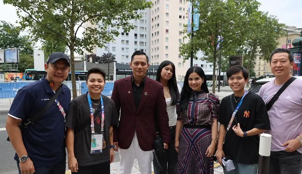 Rambut panjang hitamnya dibiarkan terurai tanpa poni. Dan hiasan yang berlebihan. Wajahnya pun dipoles makeup natural sesuai dengan usianya.  [@annisayudhoyono]