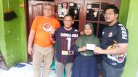 Ketum The Jakmania, Ferry Indrasjarief (kiri), dan Sekretaris Umum The Jakmania, Dicky Soemarno, menyerahkan santunan dari rekan The Jakmania dan jersey dari manajemen Persipura untuk keluarga Haringga Sirla. (Bola.com/Benekditus Gerendo Pradigdo)