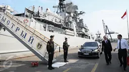 Dubes Rusia untuk Indonesia, Mikail Y Galuzin (kedua kanan) hadir menyambut The Destroyer Bystriy atau Kapal perang penghancur Bystriy milik Rusia saat bersandar di Pelabuhan Tanjung Priok, Jakarta, Senin (28/12/2015). (Liputan6.com/Faizal Fanani)