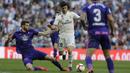 Gelandang Real Madrid, Marco Asensio, berusaha melewati pemain Celta Vigo pada laga La Liga 2019 di Stadion Santiago Bernabeu, Sabtu (16/3). Real Madrid menang 2-0 atas Celta Vigo. (AP/Paul White)