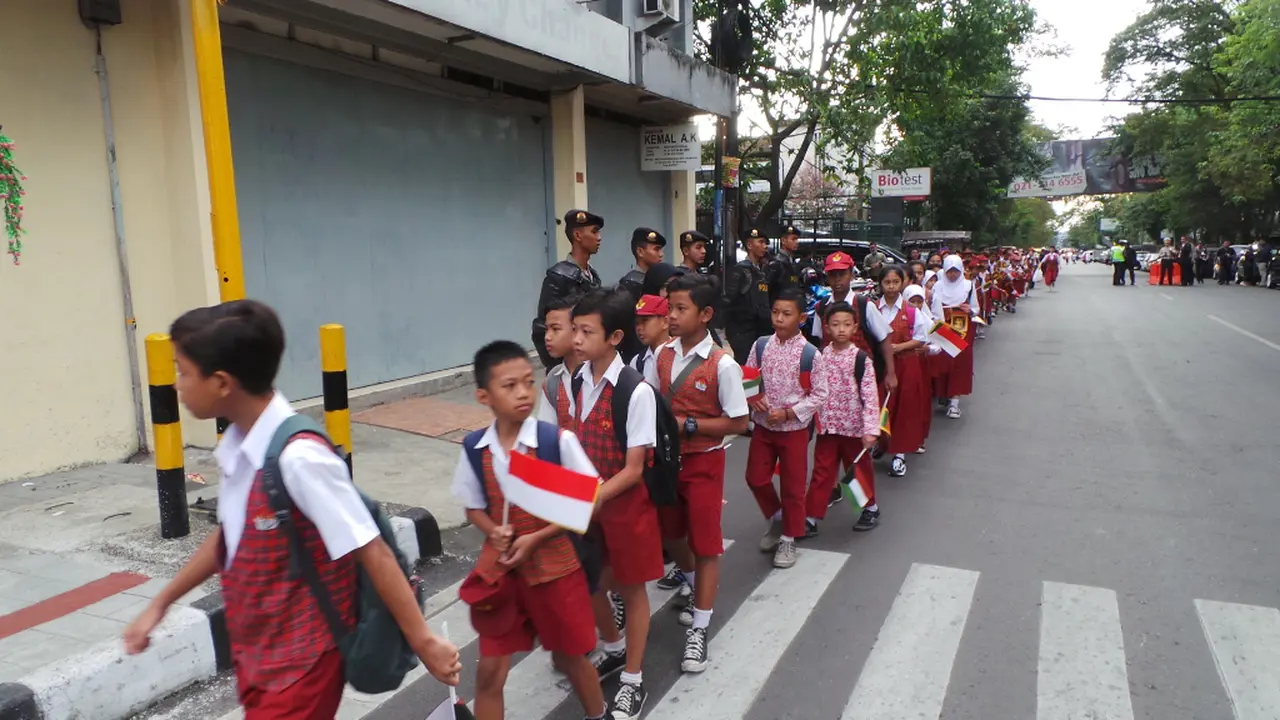 Sambut Delegasi KAA, Pelajar Bandung Bawa 2 Bendera