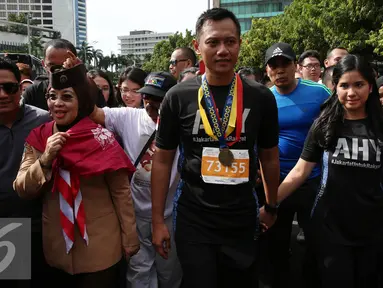 Pasangan Cagub dan Cawagub DKI Jakarta, Agus Harimurti Yudhoyono ditemani Istri Anisa Pohan dan Sylviana Murni menyapa warga Jakarta saat berlangsungnya Car Free Day (CFD) di kawasan Bundaran HI, Minggu (2/10). (Liputan6.com/Johan Tallo)
