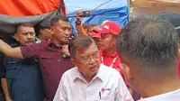 Ketua Umum Palang Merah Indonesia (PMI), Jusuf Kalla mendatangani salah satu pengungsian korban kebakaran Kemayoran. (Tim News).
