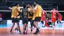 Para pemain Jakarta Bhayangkara Presisi berselebrasi usai mencetak poin pada pertandingan final four Proliga 2026 saat melawan Surabaya Samator yang digelar di Jawa Pos Arena, Surabaya, Kamis (2/4/2026). (Dok. PBVSI)