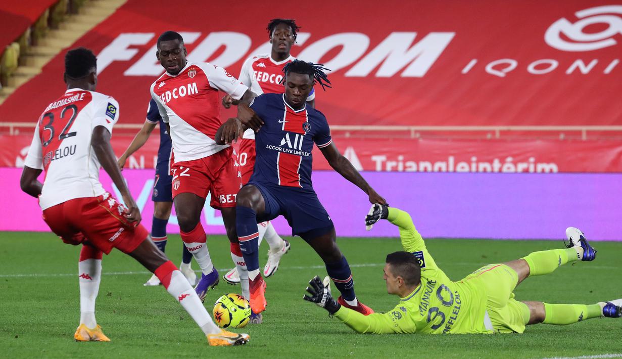 Penyerang PSG, Moise Kean, berusaha mencetak gol ke gawang AS Monaco pada laga lanjutan Liga Prancis di Stadion Stade Louis II, Sabtu (21/11/2020) dini hari WIB. PSG takluk 2-3 oleh AS Monaco. (AFP/Valery Hache)