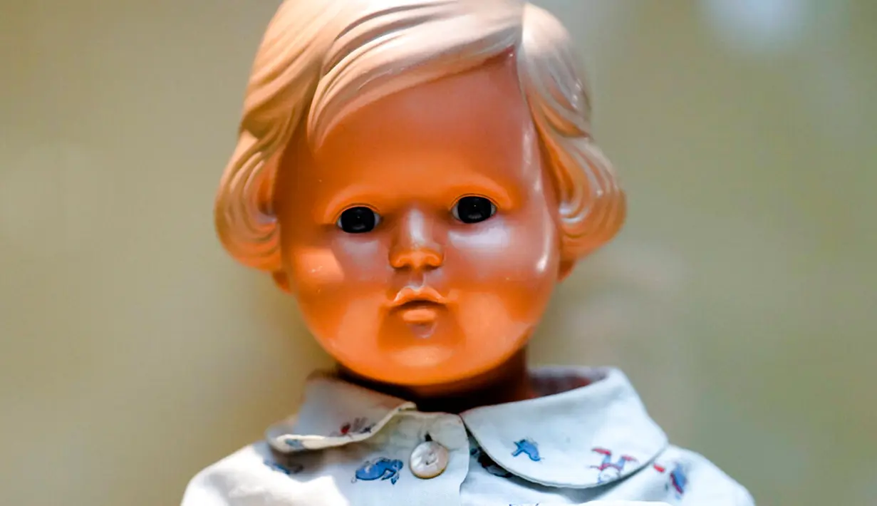 Boneka 'Inge' dari korban selamat Holocaust Lore Mayerfeld dipamerkan dalam pameran barang-barang peringatan Holocaust di Parlemen Jerman Bundestag, Berlin, Jerman, 23 Januari 2023. Pameran untuk memperingati 70 tahun Yad Vashem, peringatan resmi Israel untuk orang-orang Yahudi korban Holocaust sejak 1953, menghadirkan berbagai benda sehari-hari yang dibawa oleh orang Yahudi ketika mereka melarikan diri dari Nazi. (AP Photo/Markus Schreiber)