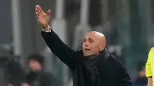 Pelatih kepala Juventus, Luciano Spalletti, memberi instruksi saat laga Liga Champions melawan Benfica di Allianz Arena, Italia, Kamis (22/1/2026). (AP Photo/Luca Bruno)