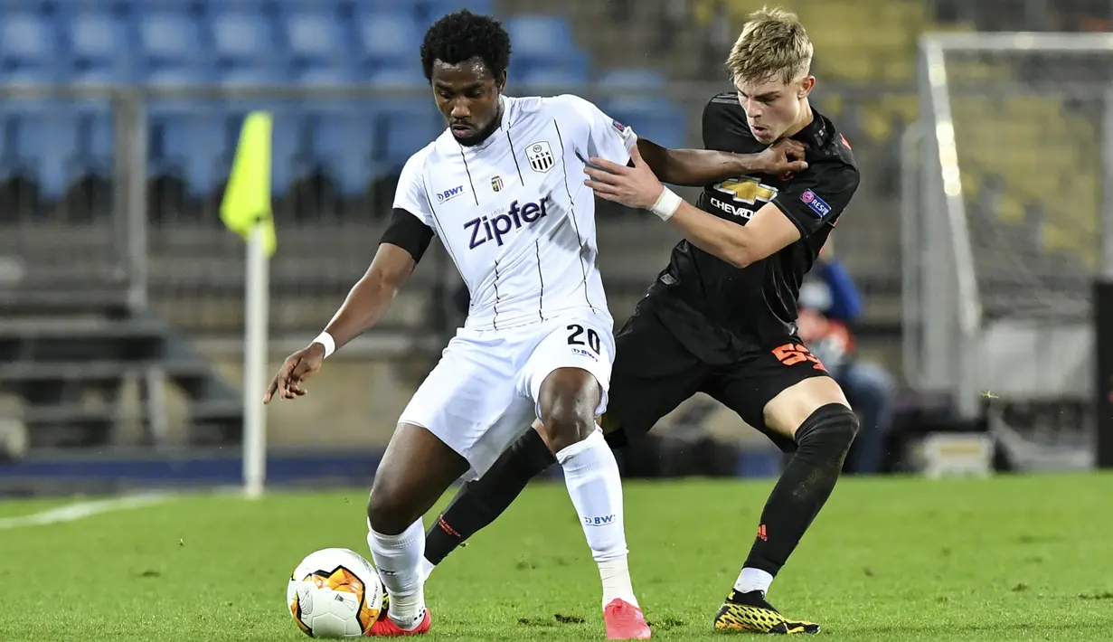 Bek Manchester United, Brandon Williams, berebut bola atas dengan pemain LASK pada leg pertama 16 besar Liga Europa di Linzer Stadion, Linz, Austria, Jumat (13/3). Manchester United menang telak 5-0 atas LASK. (AP/Kerstin Joensson)