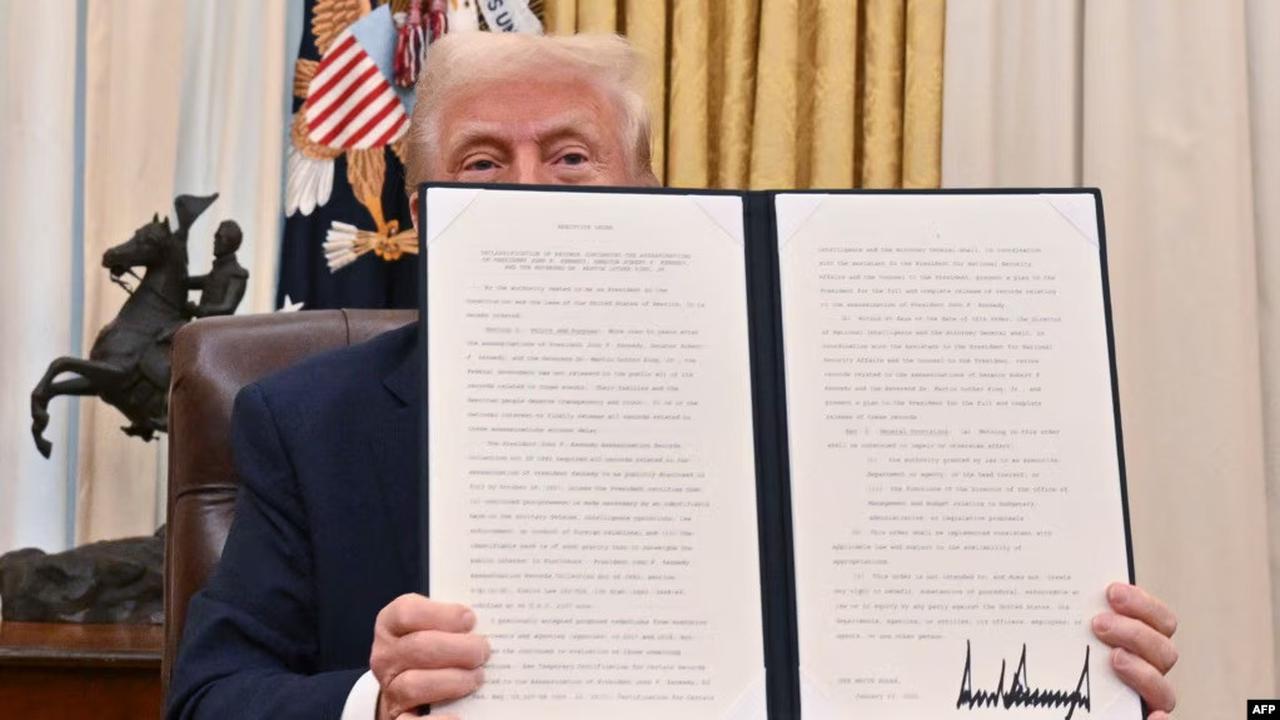 Presiden AS Donald Trump teken lembar Instruksi Presiden terkait deklasifikasi dokumen kasus pembunuhan sejumlah tokoh penting seperti mantan Presiden John F. Kennedy, di Gedung Putih, Washington, DC, pada 23 Januari 2025. (AFP/Roberto Schmidt)
