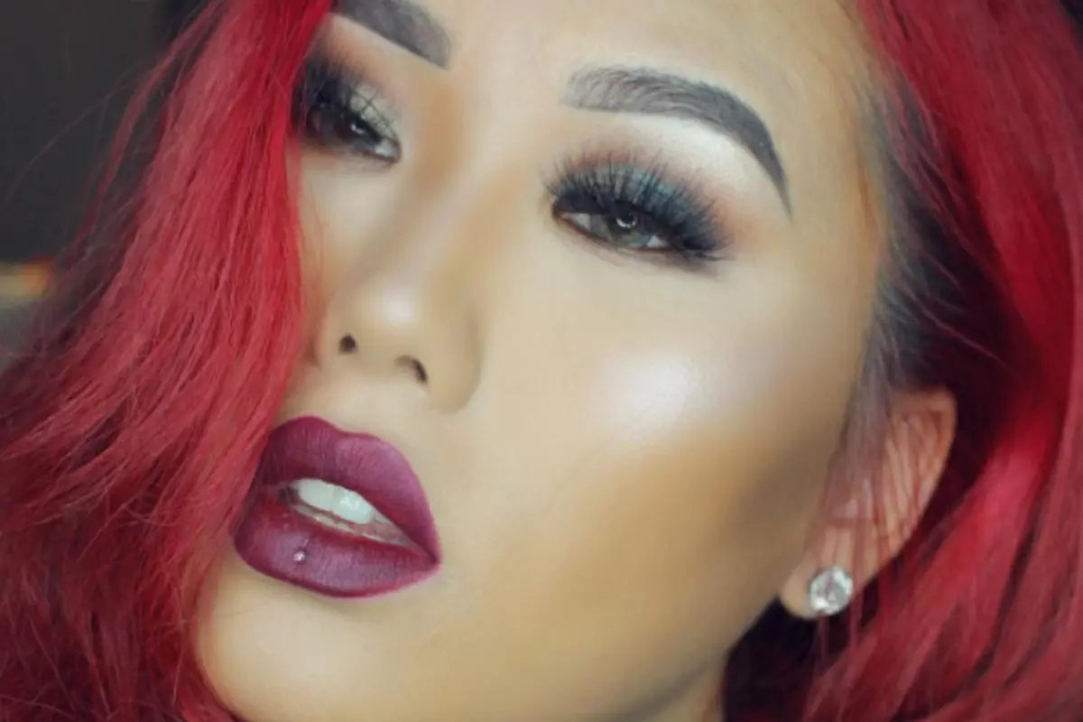 Lipstik Maroon Hadirkan Tampilan Wajah Lebih Seksi