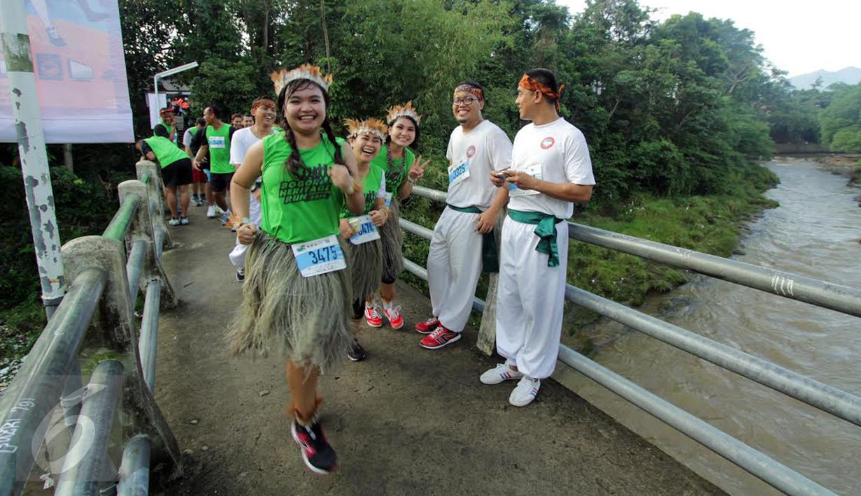 Peserta mengenakan kostum saat kompetisi lari massal Bogor Heritage Run 2016, Minggu (25/9). Pada edisi kedua penyelenggaraan kali ini panitia berharap BHR bisa membangkitkan kesadaran masyarakat akan pelestarian kearifan lokal (Liputan6.com/Helmi Afandi)