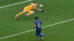 Pemain Prancis Kylian Mbappe mencetak gol pertama mereka melewati kiper Inggris Dean Henderson selama pertandingan sepak bola perebutan tempat ketiga Piala Dunia antara Prancis dan Inggris di Miami Gardens, Florida, Sabtu, 18 Juli 2026. (AP Photo/Marta Lavandier)