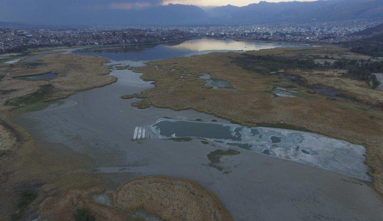 Pemandangan Laguna Alalay di Cochabamba, Bolivia, pada Jumat (18/11/2022). Dua laguna, Coña Coña dan Alalay, berada pada level kritis karena kurangnya hujan, penumpukan bahan organik dan penguapan di tengah peningkatan suhu. (AP Photo/Juan Karita)