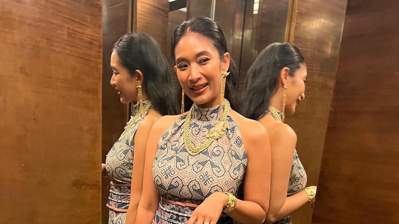 Potret Cantik Happy Salma dengan Gaun Batik Panjang, Wajahnya Awet Muda