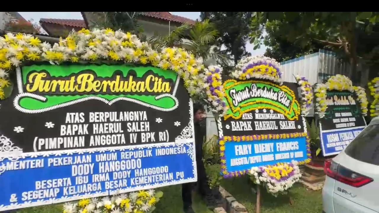 Deretan Karangan Bunga Pejabat Penuhi Rumah Duka Anggota BPK Haerul Saleh