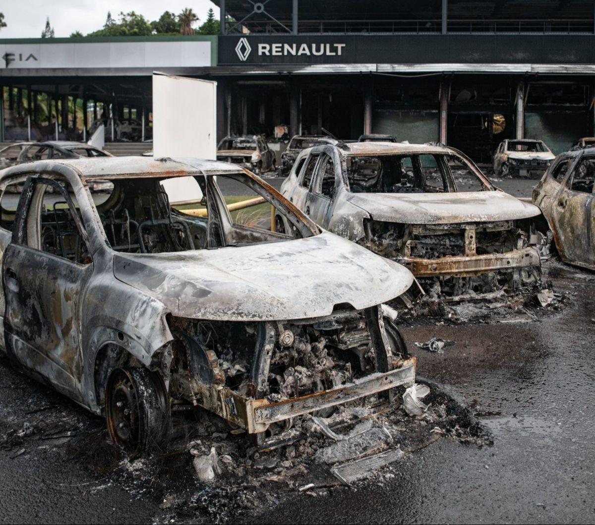 Kerusuhan pecah di Kaledonia Baru, sebuah kepulauan di Pasifik yang dikuasai Prancis, pada Kamis (16/5/2024). Para pengunjuk rasa nekat membakar puluhan mobil hingga menjarah toko-toko ketika mereka memprotes reformasi pemilu. Kekacauan yang berlangsung s