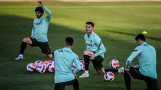 Pemain Portugal Cristiano Ronaldo (tengah) saat sesi latihan jelang menghadapi Turki pada pertandingan sepak bola kualifikasi Piala Dunia 2022 di kamp pelatihan Cidade do Futebol, Oeiras, Portugal, 21 Maret 2022. (PATRICIA DE MELO MOREIRA/AFP)