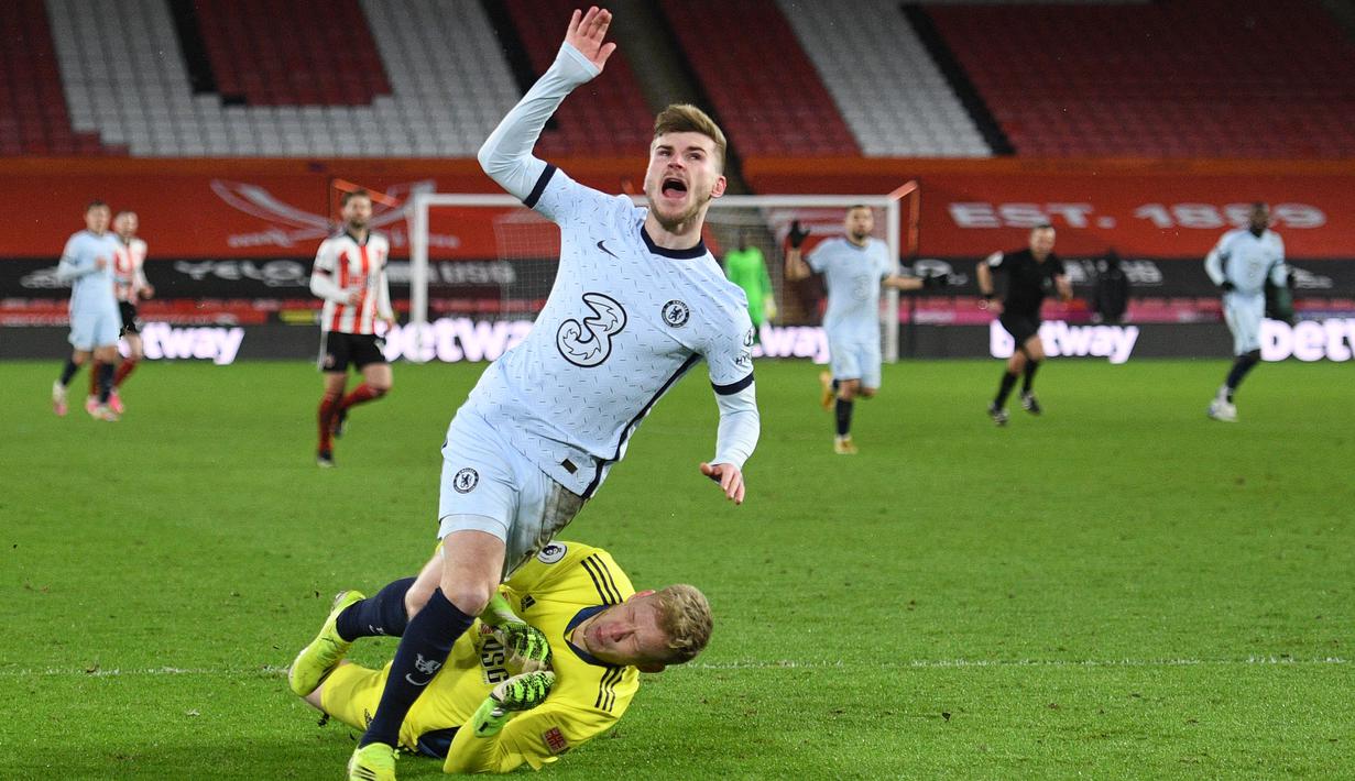 Striker Chelsea, Timo Werner (atas) dijatuhkan penjaga gawang Sheffield United yang menghasilkan tendangan penalti dalam laga lanjutan Liga Inggris 2020/21 pekan ke-23 di Bramall Lane, Minggu (7/2/2021). Chelsea menang 2-1 atas Sheffield United. (AFP/Oli Scarff/Pool)