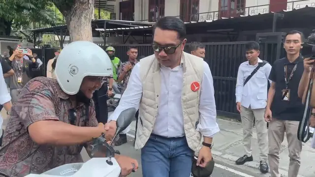 Calon gubernur Jakarta nomor urut 01, Ridwan Kamil, naik ojek. (Liputan6.com/Lizsa Egeham)