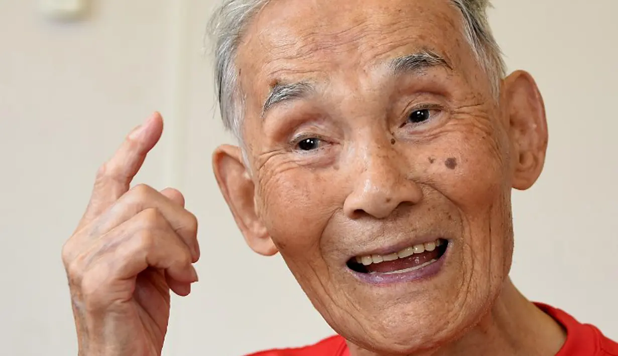 Hidekichi Miyazaki(105)saat sesi wawancara dengan AFP usai mencetak rekor lari 100 meter di Kyoto, Jepang, 23 September 2015. Kakek asal Jepang ini berhasil mencatatkan waktu 42,22 detik dan tercatat oleh Guinness World Records.(AFP PHOTO/Toru Yamanaka)