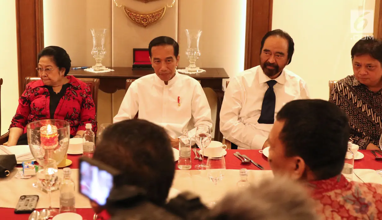 Presiden RI, Joko Widodo (kedua kiri) usai melakukan pertemuan dengan pimpinan partai politik pendukung di Pilpres 2019, Jakarta, Kamis (9/8). Pertemuan sekaligus menentukan Cawapres pendamping Jokowi di Pilpres 2019. (Liputan6.com/Helmi Fithriansyah)