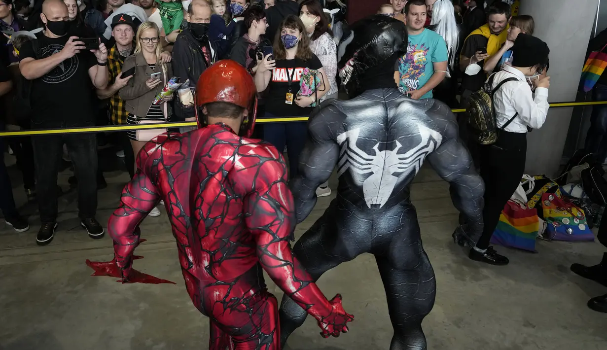 Cosplayer berpose untuk foto selama acara Comic Con di Praha, Republik Ceko, Sabtu (16/10/2021). Comic Con adalah perayaan tiga hari budaya pop modern dan menarik banyak penggemar. (AP Photo/Petr David Josek)
