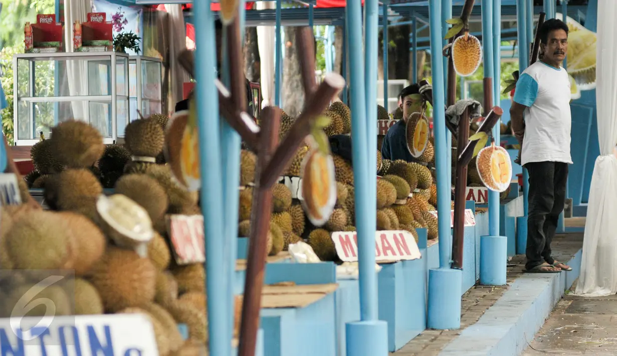 Pedagang durian menunggu pembeli di Lokasi Sementara (Loksem) Pusat Penjualan Durian, Jalan TMP Kalibata, Jakarta Selatan, Kamis (9/2). Pemprov DKI Jakarta bangun Loksem Pusat Penjualan Durian di Kalibata. (Liputan6.com/Yoppy Renato)