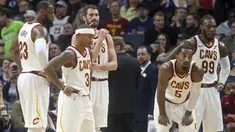 Ekspresi para pemain Cleveland Cavaliers usai kalah dari Minnesota Timberwolves pada laga NBA basketball game di Target Center, Minneapolis, (8/1/2018). Minnesota menang 127-99. (AP/Jim Mone)