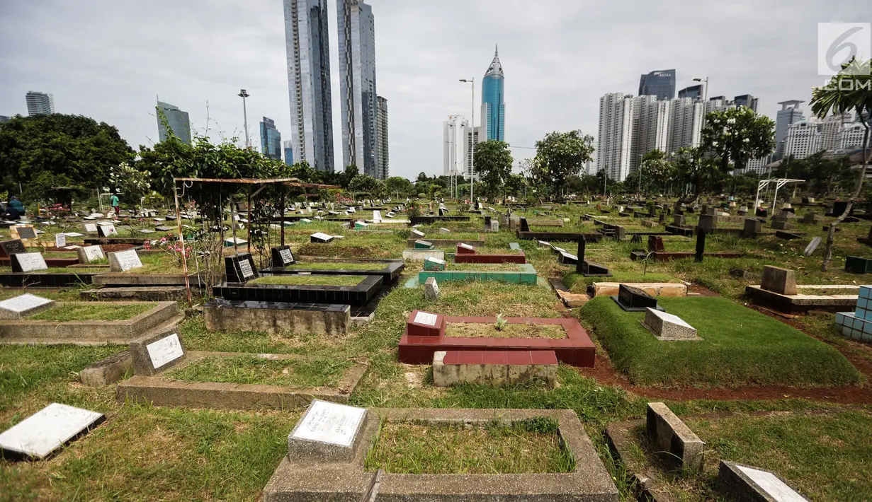 Suasana area pemakaman di Tempat Pemakaman Umum (TPU) Utan Jati, Jakarta, Kamis (11/1). Pemprov DKI melalui Dinas Kehutanan telah mengalokasikan anggaran sebesar Rp 400 miliar untuk pengadaan lahan makam TPU pada tahun ini. (Liputan6.com/Faizal Fanani)