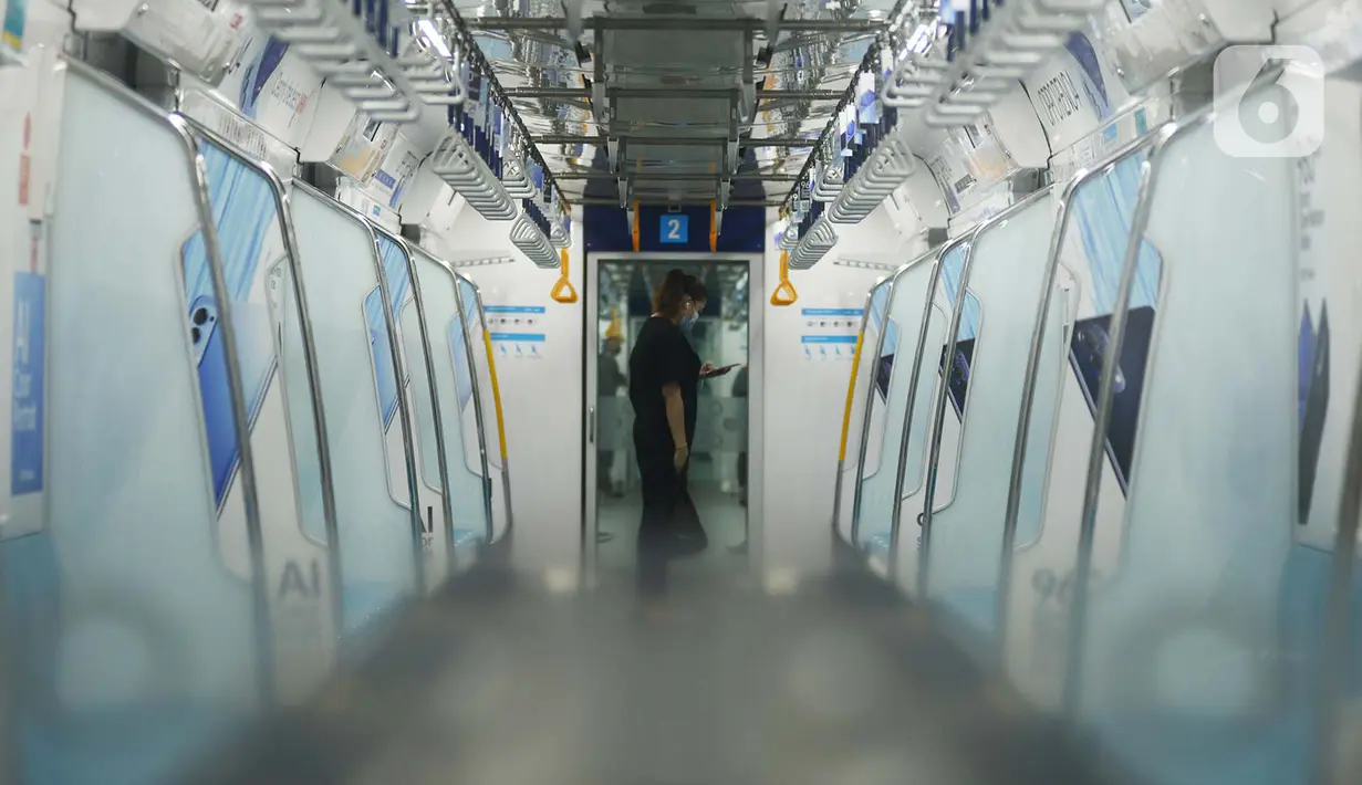 Penumpang berada di dalam kereta Moda Raya Terpadu (MRT) di Jakarta, Rabu (14/10/2020). Setelah menghentikan layanan operasional karena unjuk rasa, PT MRT Jakarta pada hari ini, Rabu (13/10), kembali beroperasi secara normal. (merdeka.com/Imam Buhori)