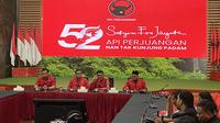 Ketua DPP PDIP Djarot Saiful Hidayat bersama Sekjen PDIP Hasto Kristiyanto menyampaikan keterangan pers terkait HUT ke-52 PDI Perjuangan. Djarot menyatakan, HUT ke-52 PDIP itu tidak mengundang Presiden Prabowo Subianto. (Liputan6.com/Muhammad Radityo Priyasmoro)