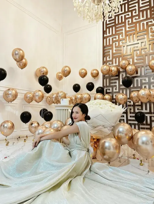 Unggahan tersebut langsung dibanjiri komentar netizen. Tak sedikit dari mereka mengucapkan selamat untuk Beby Tsabina. [instagram/bebytsabina]