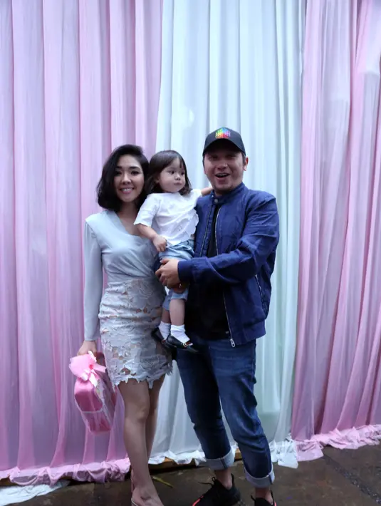 Sambil menggendong si buah hati, Gempita, istri Gading Marten meminta media untuk tak mempermasalahkan kabar yang dianggapnya sudah biasa terjadi ini. (Nurwahyunan/Bintang.com)