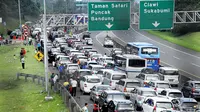 Agar kemacetan tidak semakin parah, Satlantas Polres Bogor memberlakukan one way system atau sistem satu arah dari pukul 09.00 WIB.