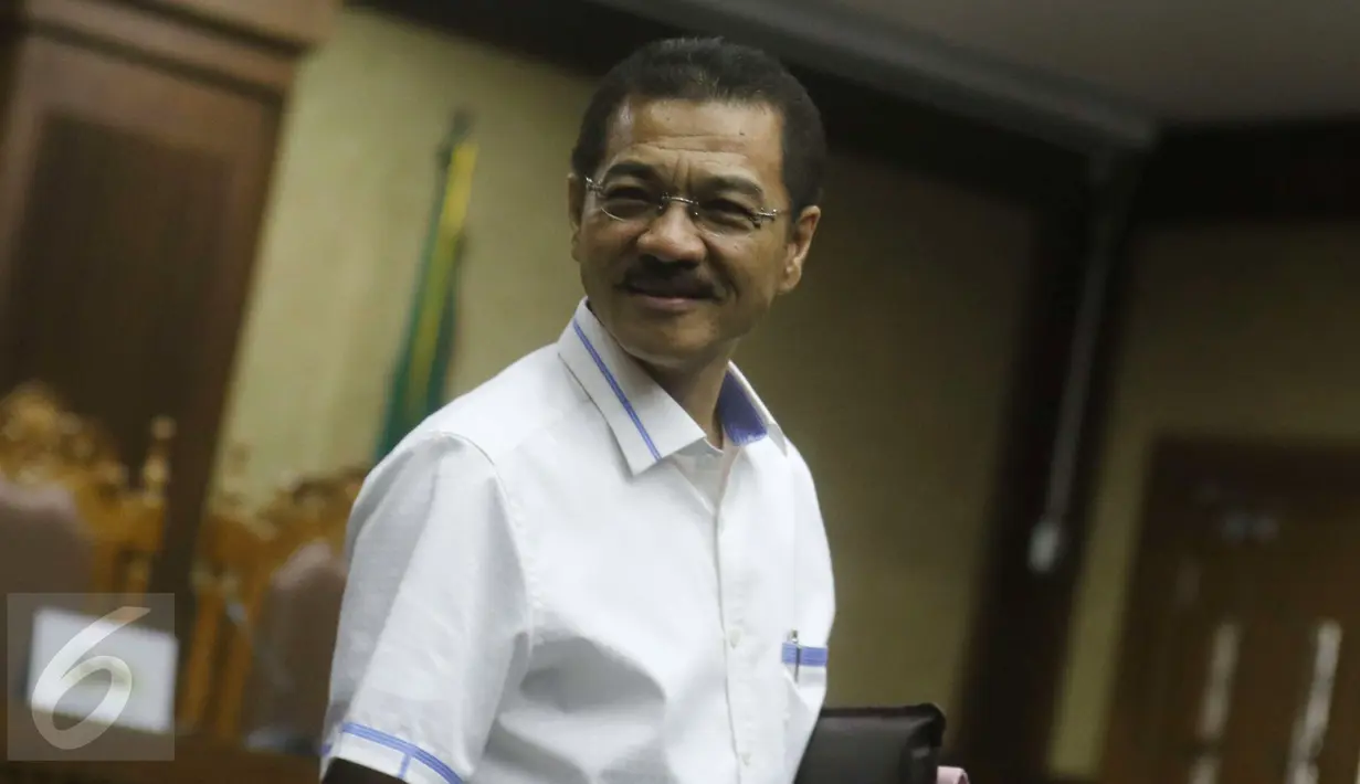 Mantan Menteri Dalam Negeri (ketiga kiri) Gamawan Fauzi usai menjadi saksi dalam sidang perkara dugaan korupsi proyek e-KTP di Pengadilan Tipikor Jakarta, Kamis (16/3). (Liputan6.com/Helmi Afandi)