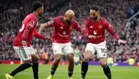 Matheus Cunha (kanan) mengajak Amad Diallo (kiri) dan Bryan Mbeumo (tengan) usai dirinya berhasil mencetak gol perdana Manchester United saat melawan Fulham di Old Trafford, Minggu (1/2/2026) malam WIB. (AP Photo/Dave Thompson)