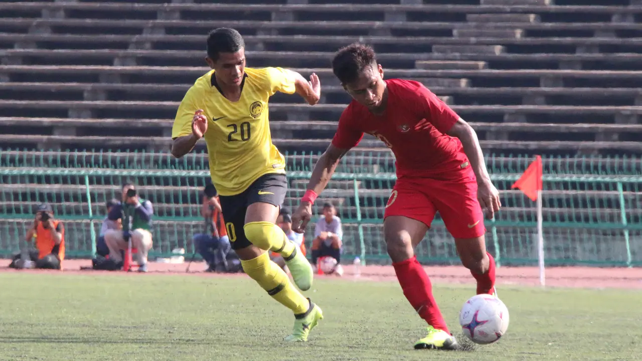 Gelandang Timnas Indonesia U-22, Osvaldo Haay, menggiring bola saat melawan Malaysia U-22 pada laga Piala AFF U-22 2019. (Bola.com/Zulfirdaus Harahap)