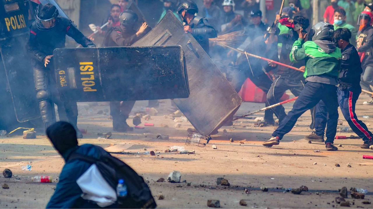 FOTO: Demo Ricuh di Kwitang Usai Kematian Driver Ojol Tertabrak Rantis Brimob