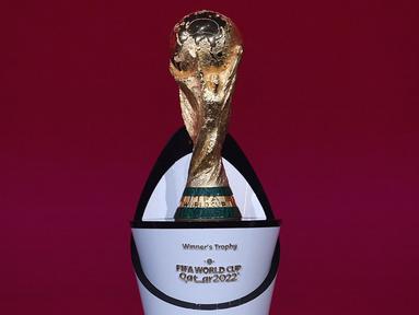 Trofi Piala Dunia merupakan trofi termahal sejauh ini. Tercatat jika trofi ini memiliki harga 20 juta dolar AS atau setara Rp289 miliar karena terbuat dari emas 18 karat. Tak heran jika trofi ini diperebutkan oleh negara di seluruh dunia dalam empat tahun sekali. (Foto: FIFA/AFP/Kurt Schorre)