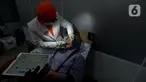 Tim dokter memeriksa gigi pasien saat pemeriksaan gigi gratis di Stasiun MRT Bundaran HI, Jakarta, Rabu (4/12/2019). Pemeriksaan tersebut untuk penyandang disabilitas yang menjadi penumpang MRT serta edukasi cara merawat gigi yang benar. (merdeka.com/Imam Buhori)