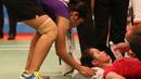 Linda Wenifanetri, membantu pebulutangkis Thailand, Ratchanok Intanon, yang mengalami cedera saat bertanding di babak 16 Besar Kejuaraan Dunia Bulutangkis 2015 di Istora Gelora Bung Karno, Jakarta. Kamis (13/8/2015). (Bola.com/Arief Bagus)