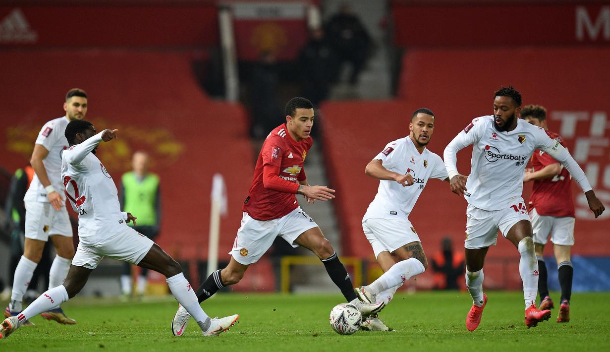 Striker Manchester United, Mason Greenwood (tengah) menggiring bola dibawah penjagaan tiga pemain Watford dalam laga babak ke-3 Piala FA 2020/21 di Old Trafford, Sabtu (9/1/2021). Manchester United menang 1-0 atas Watford. (AFP/Oli Scarff/Pool)