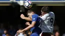 Pemain Chelsea, Andreas Christensen (kiri) berduel dengan pemain Burnley, Sam Vokes pada laga perdana Premier League di Stamford Bridge, (12/8/2017). Chelsea kalah 2-3. (AFP/Ian Kington)